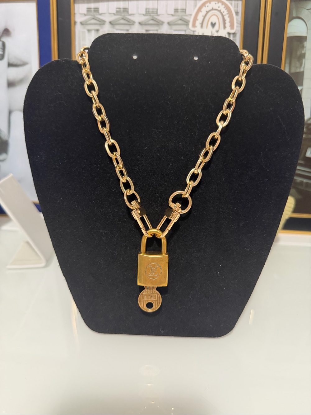 Authentic Louis Vuitton luck and key with free Unbranded chain number 211.